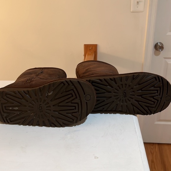 Kids size 1 UGGs boots - Picture 2 of 5